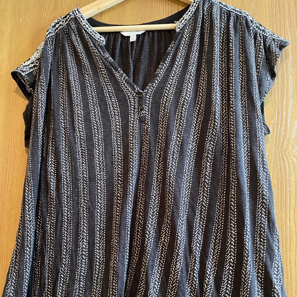 V neck cap sleeve with embroidered accents- details